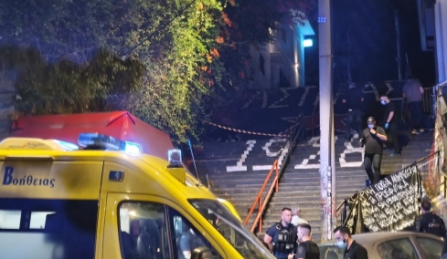 Δολοφονία στα Εξάρχεια: Ο δράστης εξαφανίστηκε προς τον Στρέφη, συγκλονιστική εικόνα με τον σκύλο του θύματος