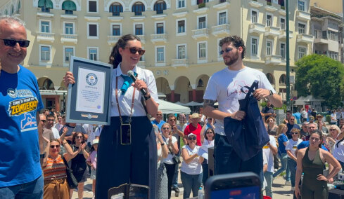 Πάνω από 800 χορευτές στη Θεσσαλονίκη κατέρριψαν το Ρεκόρ Γκίνες με τη μεγαλύτερη ταυτόχρονη χορογραφία ζεϊμπέκικου