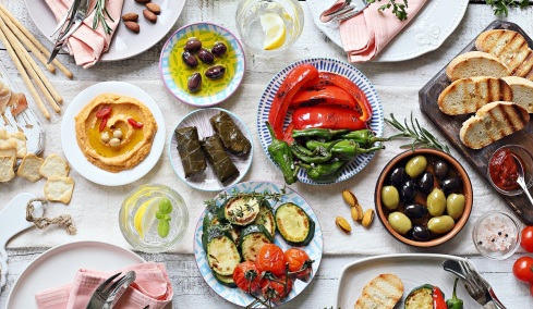 Το ελληνικό aperitivo: Οι μεζέδες που ταιριάζουν ιδανικά με ένα spritz