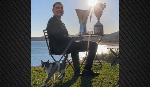 Ο Γιαννακόπουλος έβαλε ΑΙ φωτογραφία με τον Μπαρτζώκα στο περίφημο τραπεζάκι στο Σούνιο: «Κάθεται λάθος άνθρωπος»