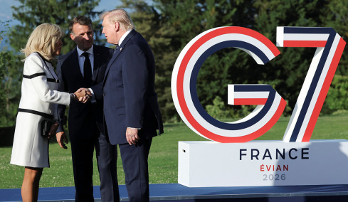 trump_macron_xeirapsia_hor