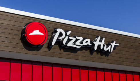 Η Yum Brands πουλάει την Pizza Hut έναντι $2,7 δισ. σε δύο διαφορετικούς αγοραστές