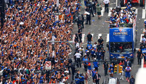 knicks_parade_hor