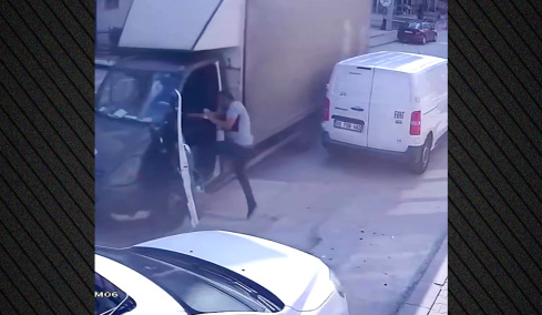 Ήρωας φούρναρης στην Άγκυρα σταματάει την τελευταία στιγμή φορτηγό που κυλούσε προς τα πίσω χωρίς χειρόφρενο, δείτε βίντεο