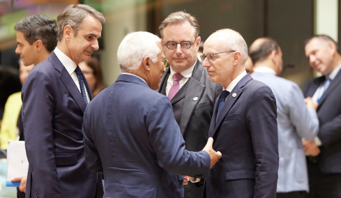 Η Ελλάδα στο επίκεντρο του ευρωπαϊκού παζαριού για τον προϋπολογισμό και την άμυνα: Η βιτρίνα της Συνόδου και η σκακιέρα των 2 τρις