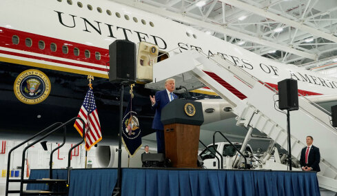 Ο Τραμπ παρέλαβε το νέο Air Force One, δώρο του Κατάρ: Προανήγγειλε ταξίδια σε Τουρκία και Κίνα, απείλησε εκ νέου το Ιράν, βίντεο
