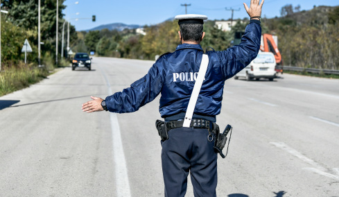 Συνελήφθη 39χρονος οδηγός που έτρεχε με 203 χλμ./ώρα στα Μέγαρα, επιχείρησε να δωροδοκήσει αστυνομικούς
