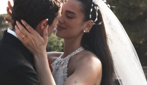 Dua Lipa: Οι λεπτομέρειες κατασκευής του υπερπολυτελούς νυφικού της, που χρειάστηκε 480.000 χάντρες και χρόνια εργασίας
