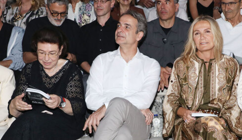 Στην Επίδαυρο για τη «Μήδεια» ο Κυριάκος Μητσοτάκης με την σύζυγό του Μαρέβα Γκραμπόφσκι
