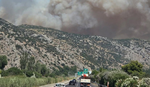 Έκλεισε η Αθηνών - Λαμίας λόγω της φωτιάς στο Ακραίφνιο Βοιωτίας: Επιχειρούν 118 πυροσβέστες και 14 εναέρια