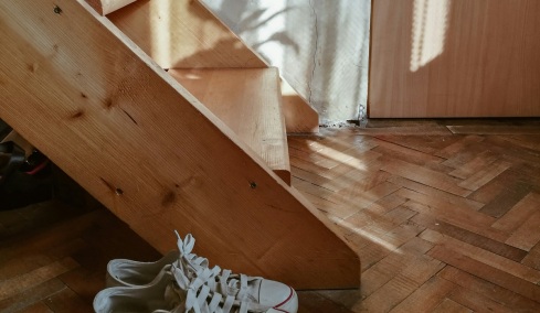 Μικροβιολόγος ανέλυσε δείγματα υλικού από σόλες παπουτσιών και βρήκε κάτι τρομακτικό