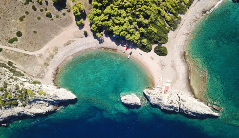 5 παραλίες δύο ώρες από την Αθήνα – Ιδανικές για ολοήμερες αποδράσεις