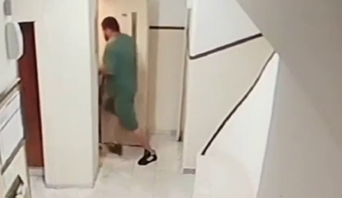 Η στιγμή που 26χρονος στη Θεσσαλονίκη ανοίγει απότομα το ασανσέρ και επιτίθεται σε ηλικιωμένη για να τη ληστέψει, δείτε βίντεο