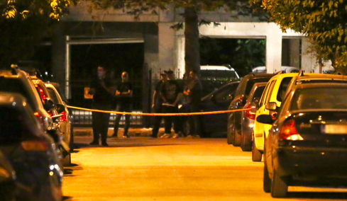 Με μαχαιριά στον θώρακα ο 17χρονος που έπεσε νεκρός μετά από συμπλοκή στην Καλλιθέα: «Είδαμε τους τύπους να τρέχουν και μετά το παιδί αιμόφυρτο»