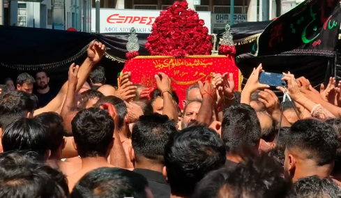 Αναβίωσε στον Πειραιά η Ασούρα, σκληρές εικόνες από το αιματηρό έθιμο των Σιιτών