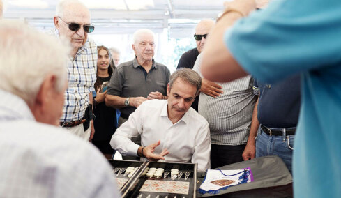 Μητσοτάκης από Νέα Σμύρνη: «Σας θέλουμε σε απόλυτη κινητοποίηση, να φορτίσετε μπαταρίες το καλοκαίρι», έπαιξε τάβλι με πολίτες, εικόνες και βίντεο