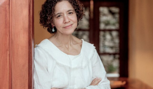 Annette Thomas: «Η Σύμη με έμαθε να ακούω τον εαυτό μου»
