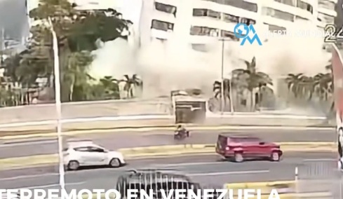 Βενεζουέλα: Κτίριο καταρρέει σαν χάρτινος πύργος, πολίτες προσπαθούν να μείνουν όρθιοι σε πεζοδρόμιο, δείτε βίντεο