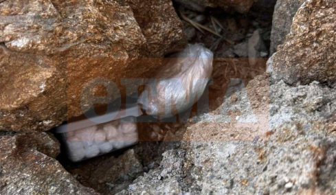 Οι βράχοι έκρυβαν ναρκωτικά: Οι υπαίθριες «καβάτζες» 31χρονου διακινητή που συνελήφθη στη Μύκονο, δείτε βίντεο