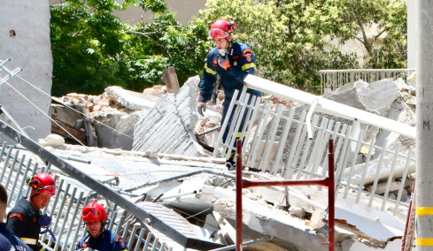 Γέμισε η γειτονιά σκόνη στα Πετράλωνα, δείτε φωτογραφίες αμέσως μετά την κατάρρευση της Πολυκατοικίας