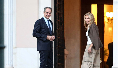 Αυτή την ώρα Κυριάκος και Μαρέβα Μητσοτάκη παραθέτουν δείπνο στην Κίμπερλι Γκιλφόιλ στο μέγαρο Μαξίμου, δείτε φωτογραφίες και βίντεο 
