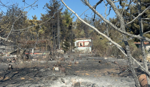 Τραγωδία με δύο νεκρούς από τη φωτιά στο Ωραιόκαστρο: Αναμένεται η ταυτοποίηση της σορού του 12χρονου γιου της οικογένειας