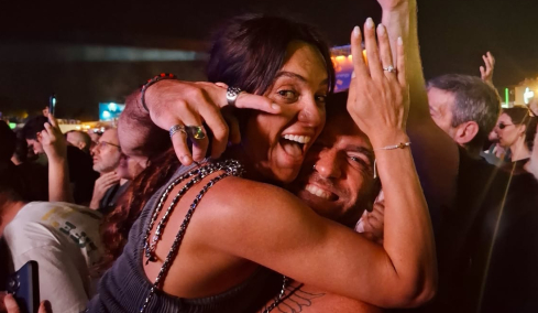 Η Καρολίνα Ζακλίν Καλύβα του Survivor δέχτηκε πρόταση γάμου από τον σύντροφό της στη συναυλία του Moby στην Αθήνα