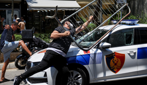 Άγρια επεισόδια στα Τίρανα με τραυματίες: Πέτρες, δακρυγόνα και συλλήψεις έξω από τη Βουλή, δείτε βίντεο και φωτογραφίες 
