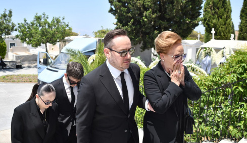 Συγκίνηση στο τελευταίο αντίο στον Βασίλη Λεβέντη, «δεν είμαι βιολογικό του παιδί, αλλά είχα την τύχη να τον αποκαλώ πατέρα» είπε ο γιος του