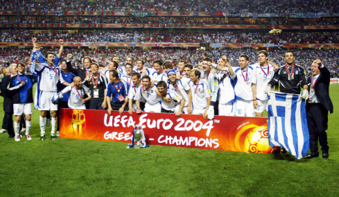 Πέρασαν 22 χρόνια από το θαύμα του Euro 2004: Όταν η Ελλάδα νίκησε 1-0 την Πορτογαλία στον τελικό και σόκαρε το παγκόσμιο ποδόσφαιρο