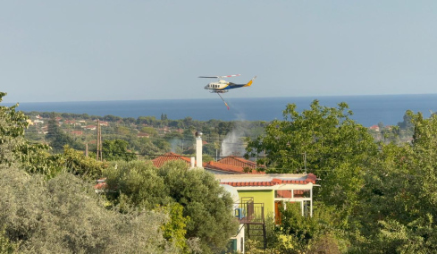 Οριοθετήθηκε η φωτιά στη Νέα Καλλικράτεια της Χαλκιδικής