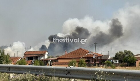 Φωτιά στη Νέα Καλλικράτεια της Χαλκιδικής: 112 για εκκένωση των περιοχών Αμπελάκια και Κηπούπολη, ενισχύθηκαν οι δυνάμεις
