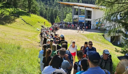 «Σαγιονάρες στα μονοπάτια, selfie και πάρτι στα 2.000 μέτρα»: Οι Δολομίτες βάζουν φρένο στον τουρισμό χωρίς κανόνες
