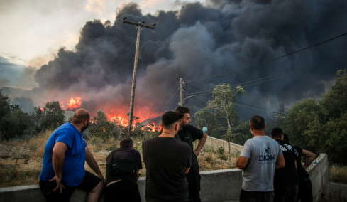 Χωρίς ενεργό μέτωπο η πυρκαγιά στο Ωραιόκαστρο μετά από ολονύχτια μάχη - Κάηκαν επιχειρήσεις, 4 πυροσβέστες στο νοσοκομείο