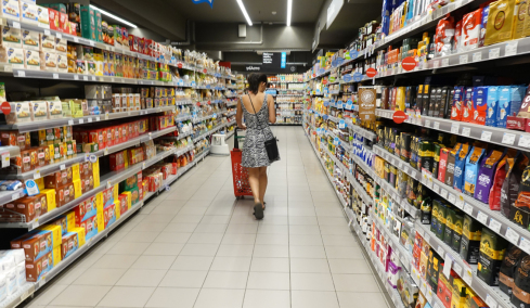 Δείτε τις λίστες με τις μειωμένες τιμές που ισχύουν από σήμερα σε σούπερ μάρκετ, σχολικά και κρέατα