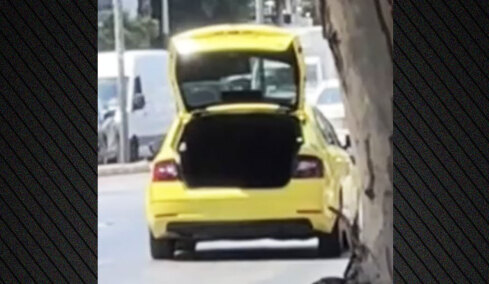 Οδηγός ταξί κατέβασε τους πελάτες και έφυγε με ανοιχτό το πορτμπαγκάζ για να μην δουν τις πινακίδες του, δείτε βίντεο