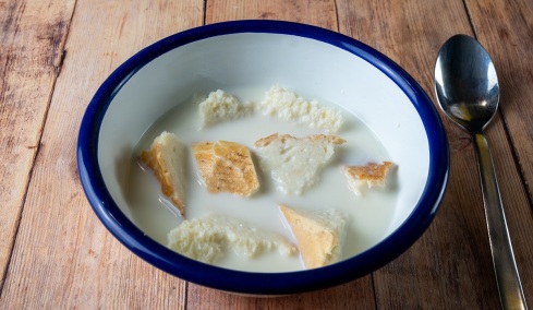 Τριψάνα: Το ξεχασμένο ελληνικό comfort food με δύο υλικά που μεγάλωσε ολόκληρες γενιές