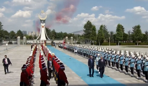 Με κανονιοβολισμούς και τιμητικό άγημα η υποδοχή Τραμπ στο Λευκό Παλάτι, έφτασε μαζί με τον Ερντογάν και μίλησε τουρκικά για δεύτερη φορά