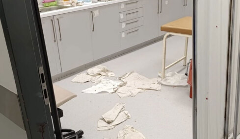 Χάος στο Θριάσιο: Ρομά έσπασαν τζάμια και επιτέθηκαν σε γιατρούς επειδή καθυστέρησε αξονική συγγενή τους, δύο συλλήψεις