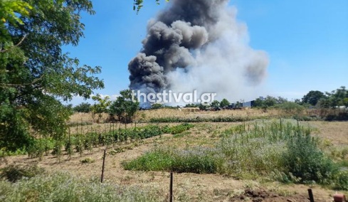 Φωτιά σε βιοτεχνία στο Καλοχώρι Θεσσαλονίκης: 112 για τους καπνούς, δείτε βίντεο και φωτογραφίες