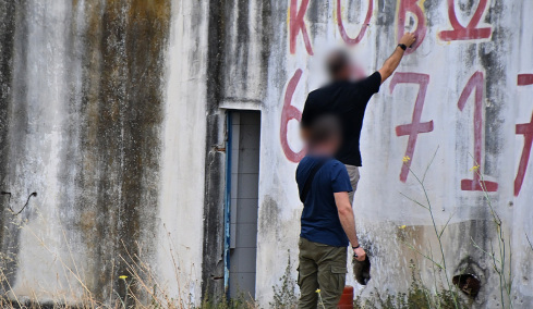 Το σωματάκι του λειτουργεί μόνο με μηχανήματα, λέει η μητέρα του 20χρονου που πυροβόλησαν οι αστυνομικοί στο Άργος