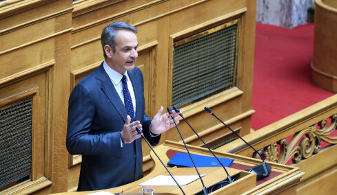 Μητσοτάκης στη Βουλή: Μείωση 10 λεπτών στη βενζίνη και 5 στο ντίζελ έως τέλος Αυγούστου μετά από συνεννόηση με τα διυλιστήρια