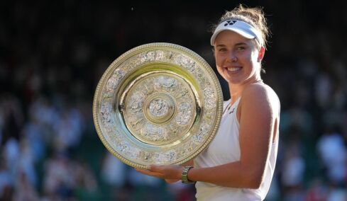 Η Λίντα Νόσκοβα κατέκτησε το πρώτο της Grand Slam, δικό της το Wimbledon, 2-1 στον τελικό την Μούχοβα 