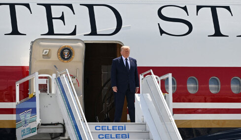 «Πόλεμος» Τραμπ - New York Times: Τέσσερις δημοσιογράφοι στα δικαστήρια, μετά το ρεπορτάζ για κενά ασφαλείας στο νέο Air Force One που του δώρισαν οι Καταριανοί