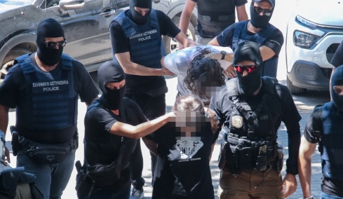 Το κινητό που πέταξε από το παράθυρο ο 29χρονος στο μικροσκόπιο της Αντιτρομοκρατικής για τη δολοφονική επίθεση στο σπίτι της Νέστορα