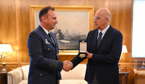 Νίκος Δένδιας: Συναντήθηκε με τον πιλότο που έκανε την αναγκαστική προσγείωση του F-16 στην Ζάκυνθο