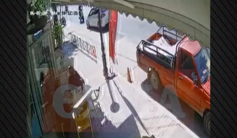 Βίντεο ντοκουμέντο από το τροχαίο στα Χανιά, το αυτοκίνητο χτύπησε μετωπικά το μηχανάκι - Στη ΜΑΦ 55χρονη μητέρα τριών παιδιών