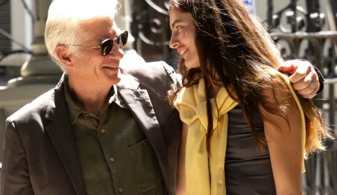 Ρίτσαρντ Γκιρ: Τρυφερές στιγμές με την κατά πενήντα χρόνια νεότερη συμπρωταγωνίστριά του (βίντεο)
