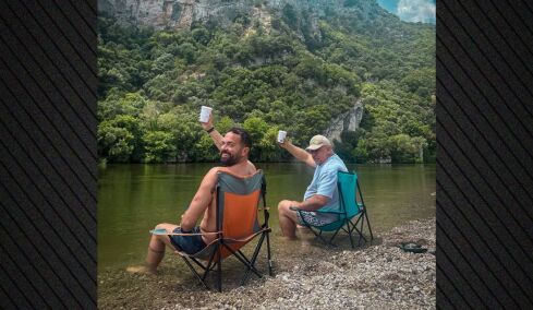 Οι βουτιές του Ηλία Βρεττού σε ποτάμι με τη σύζυγό του και τον πατέρα της: Ο πεθερός που θα ήθελαν όλοι, έγραψε