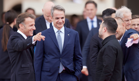 Στο Παρίσι ο Μητσοτάκης: Η σύνοδος για την Ουκρανία, το δείπνο με τον Μακρόν στο Ελιζέ και η παρέλαση σήμερα για την εθνική γιορτή της Γαλλίας